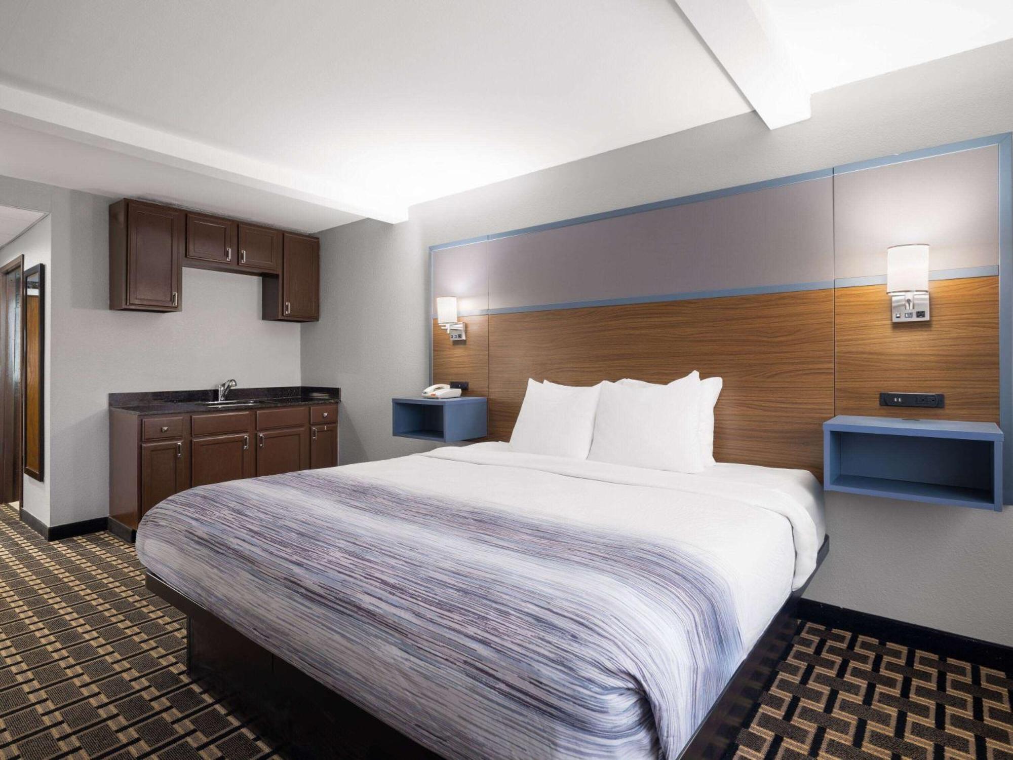 Americinn By Wyndham Woodstock Il Экстерьер фото